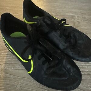 Youth soccer shoes size 3.5